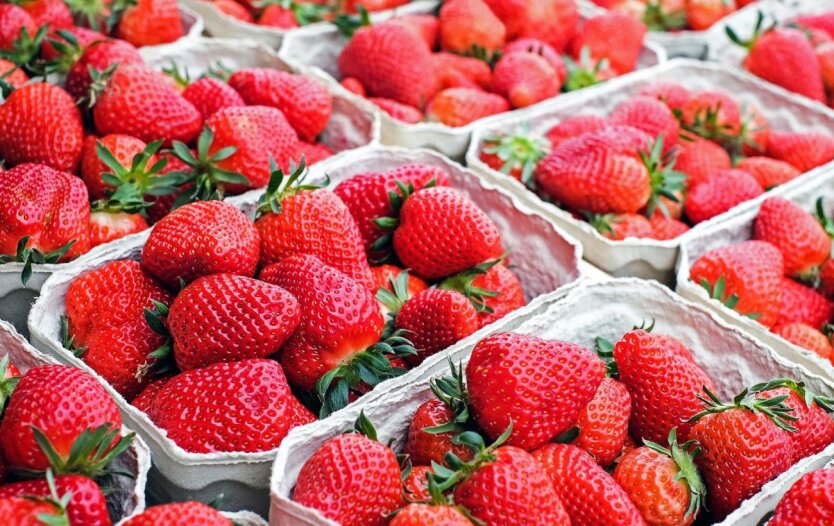 Сколько стоят ягоды и фрукты в начале лета?