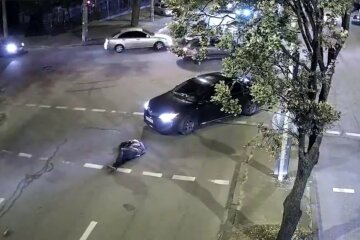 В Киеве водитель сбил женщину на "зебре": видео момента ДТП
