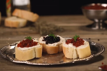 Половина пенсии за 30 грамм: цены на черную и красную икру перед Новым годом