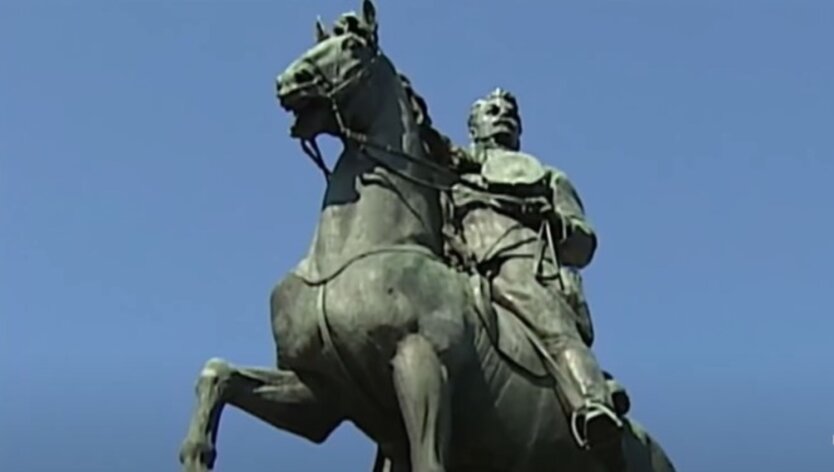 Памятник Щорсу в Киеве, демонтаж памятников, связанных с РФ и СССР