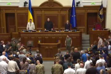 Зеленский в День Конституции вручил награды украинским воинам