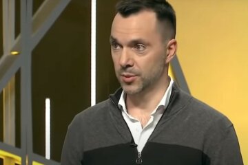 Арестович ответил на обвинения Захаровой в срыве работы КПВВ на Донбассе