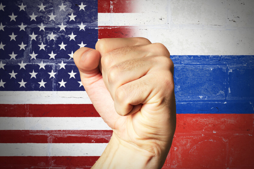США и Россия. Кулак