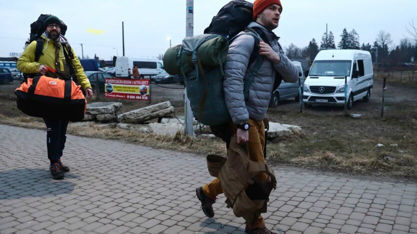 Виїзд чоловіків за кордон / Фото: gettyimages.com