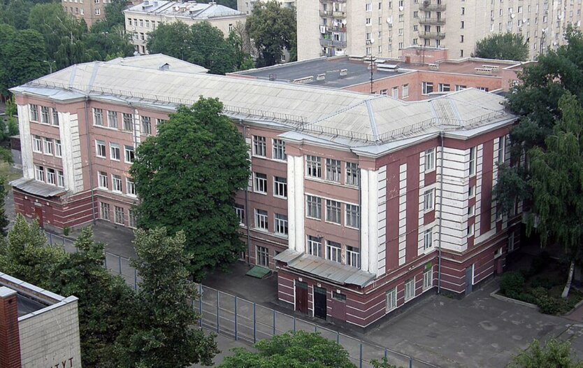 Директор гімназії не пускала дітей у шортах
