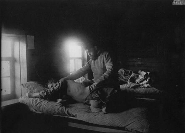 Доктор Решетилов осматривает больного сыпным тифом Кузьму Кашина в селе Накрусове 1891-1892 гг. Фото -Максим Дмитриев