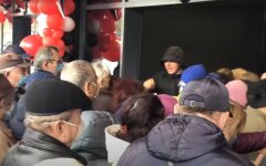 «Надоело сидеть на карантине»: в Мариуполе люди штурмом взяли новый супермаркет
