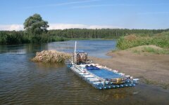 плот из пластиковых бутылок