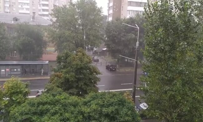Ливень в Киеве, затопленные дома, сильный ветер
