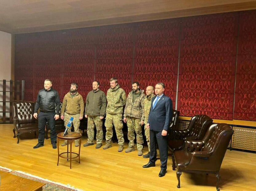 Украина вернула из российского плена часть защитников Азовстали, включая командиров Азова