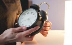 Переведення годинника / Фото: freepik