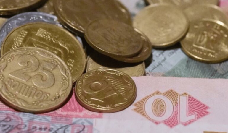 С 1 октября в Украине перестанут принимать эти монеты и купюры: успейте обменять