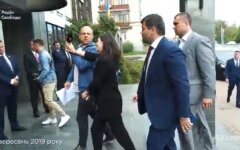 Пресс-секретарь Зеленского толкнула журналиста: видео