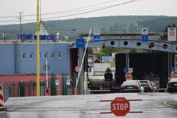 Виїзд з України