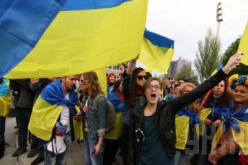 флаг украины митинг