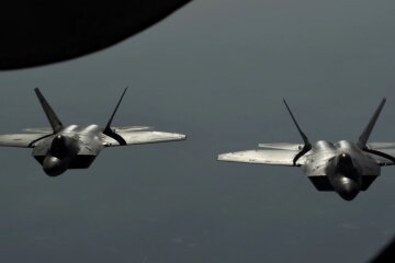 США дважды поднимали истребители F-22 из-за российских маневров около Гавайев