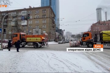 Непогода в Киеве, БТР, грузовик