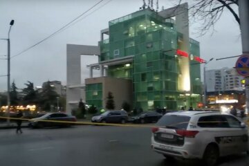 В Тбилиси захватили офис финансовой компании: видео