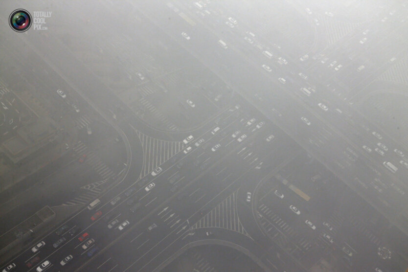 19. Машины едут в центре задымленного Пекина. (Jason Lee / Reuters)