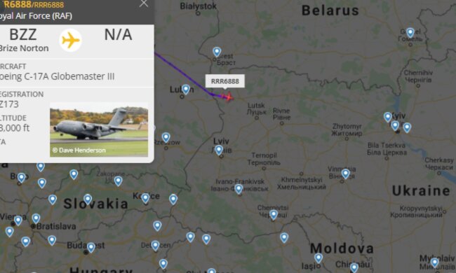 RAF C-17 летит в Украину с военной помощью