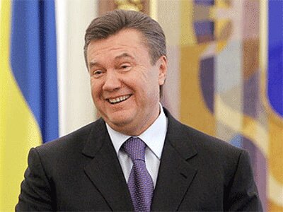 В условиях сокращения ЗВР Нацбанк подарил Януковичу полкило чистого золота