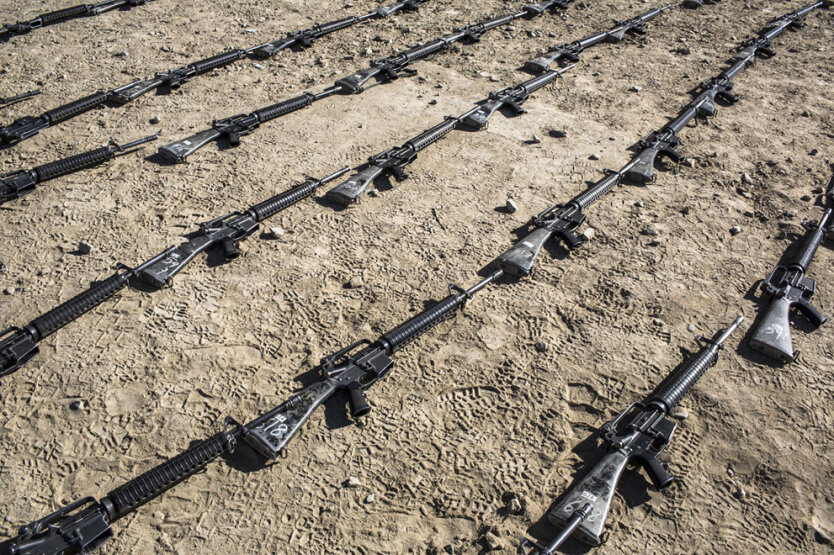 Американские автоматические винтовки М-16, выложенные в ряд в Кабульском военном учебном центре. 