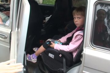 ребенок в автокресле