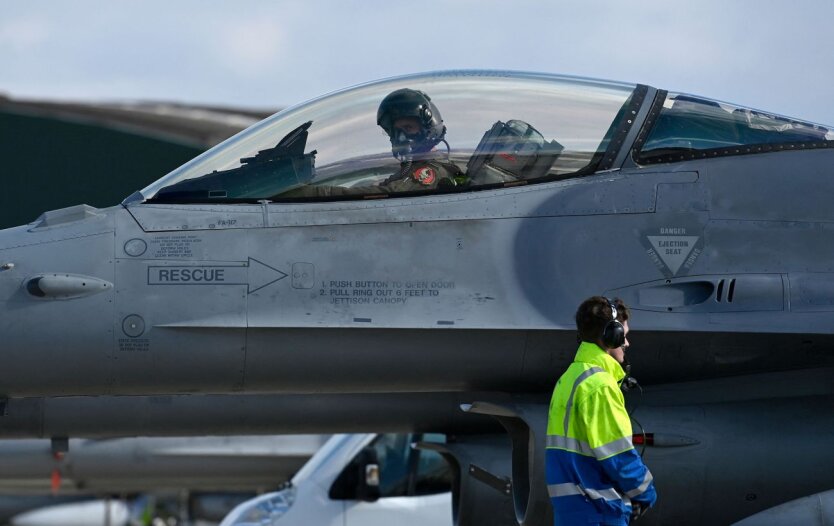 Украинские летчики на истребителе F-16