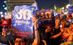 У Грузії тисячі людей знову вийшли на протести проти законопроекту про "іноагенти": відео