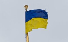 Порванный флаг Украины реет над зданием Верховной Рады