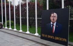 К Офису Зеленского стянули силовиков из-за протеста сторонников Стерненко