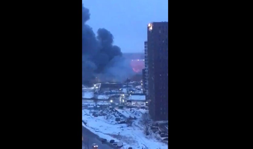 В Московской области горит ТЦ "Стройпарк"