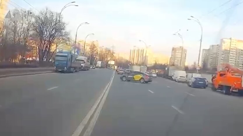 В Киеве таксист Uklon показал опасный маневр: видео