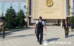 Лукашенко снова охраняет свой дворец с автоматом: новое фото