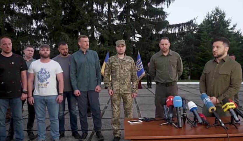 Командири Азова після повернення в Україну