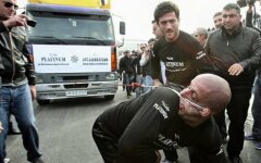 1. Лаша Патарая тянет 8,28-тонный грузовик левым ухом. Так он пытается попасть в книгу рекордов Гиннеса. 29 ноября, город Рустави, Грузия. (bigpicture.ru)