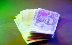 Грошова допомога українцям / Фото: РБК-Україна