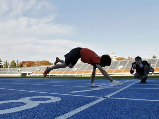 12. Кеничи Ито, известен, как самый быстрый бегун на четырех конечностях, устанавливает в Токио мировой рекорд на стометровке, а именно 17,47 секунд. (bigpicture.ru)