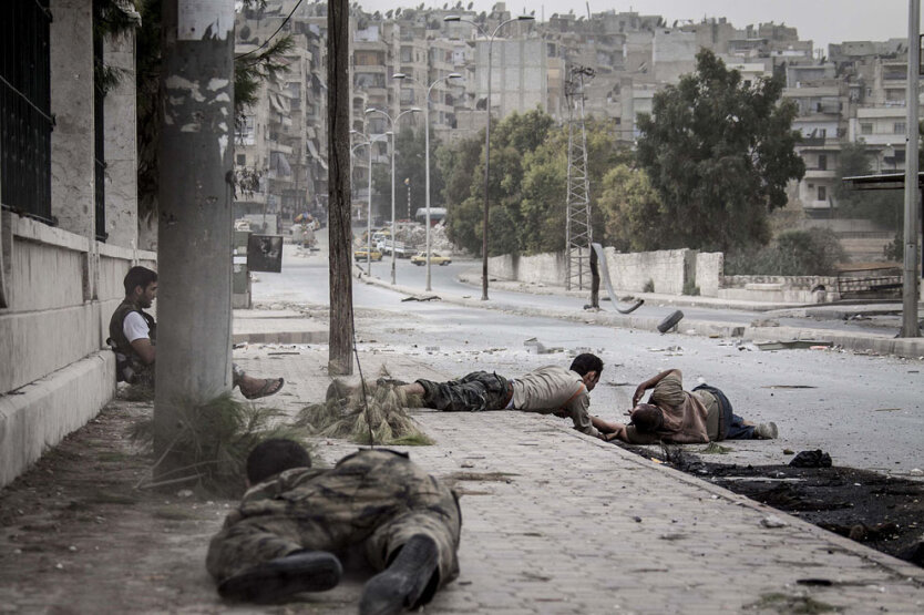 Война в Сирии. Бои в Алеппо. Снайпер расстреливает человека