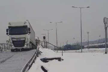 Укрзализныця доставила украинские грузовики через границу с Польше