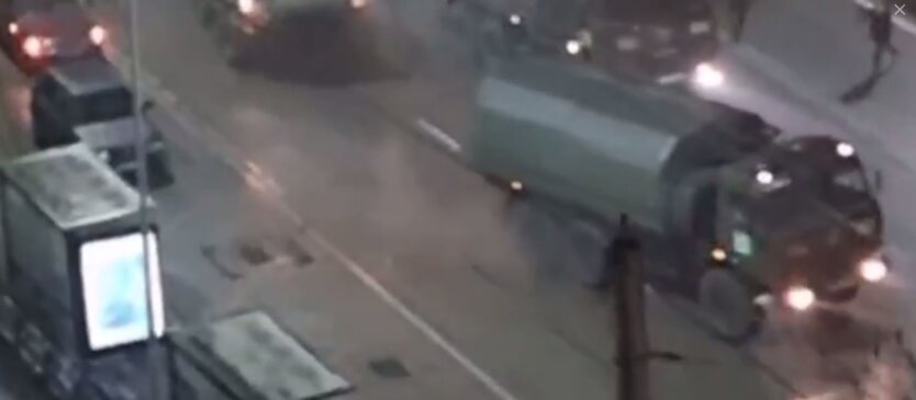 Протестующие атаковали бронетранспортеры, которые ввели в Алматы: видео