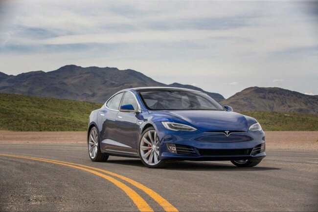 Tesla Илона Маска утер нос даже Jaguar, установив рекорд скорости