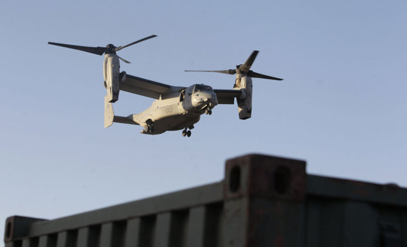 Конвертоплан Osprey Корпуса морской пехоты США готовится совершить посадку возле военпоста в провинции Гильменд. 