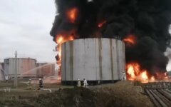 Украинские ракеты накрыли топливную базу РФ: видео