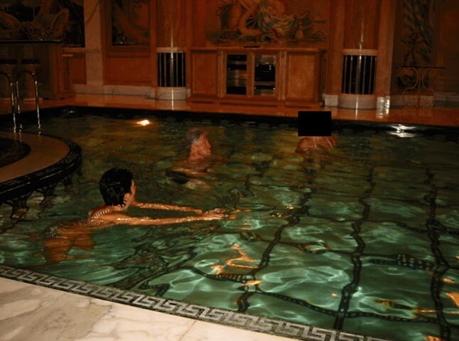 Опубліковані фото у справі Епштейна