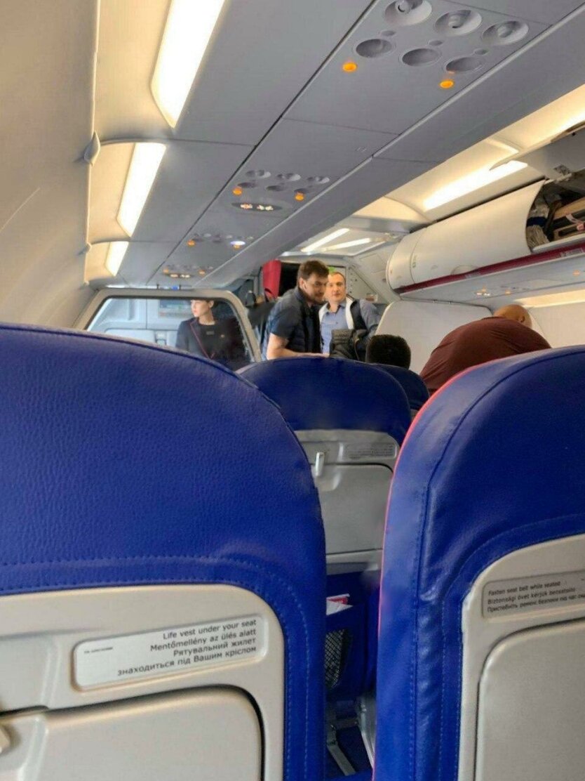 алексей гончарук на борту самолета