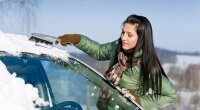 Очищення лобового скла авто взимку
