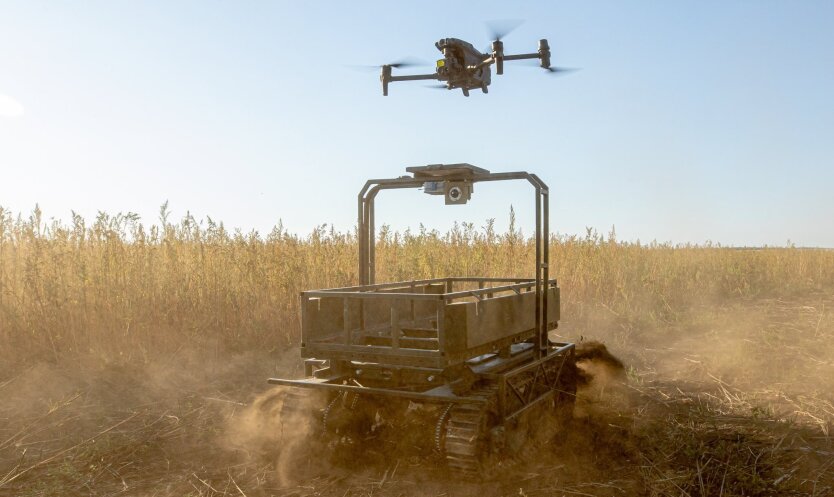 Дрон и роботизированная платформа