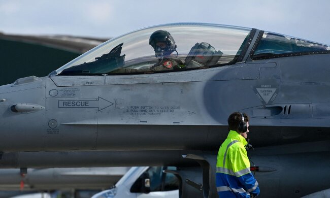 Українські льотчики на винищувачі F-16