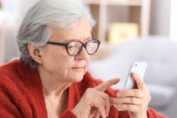 Українські пенсіонери / Canva